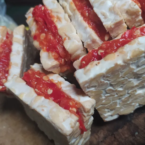 Tambahkan sambal uleg secukupnya.