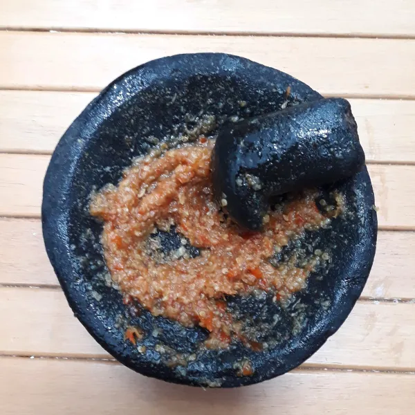 Cuko : cabe rawit, bawang putih dan ebi diulek halus.