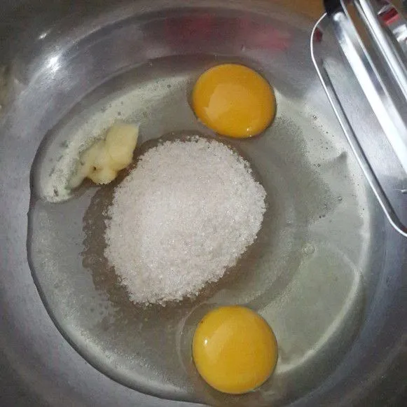 Campur telur, gula, dan sp jadi satu