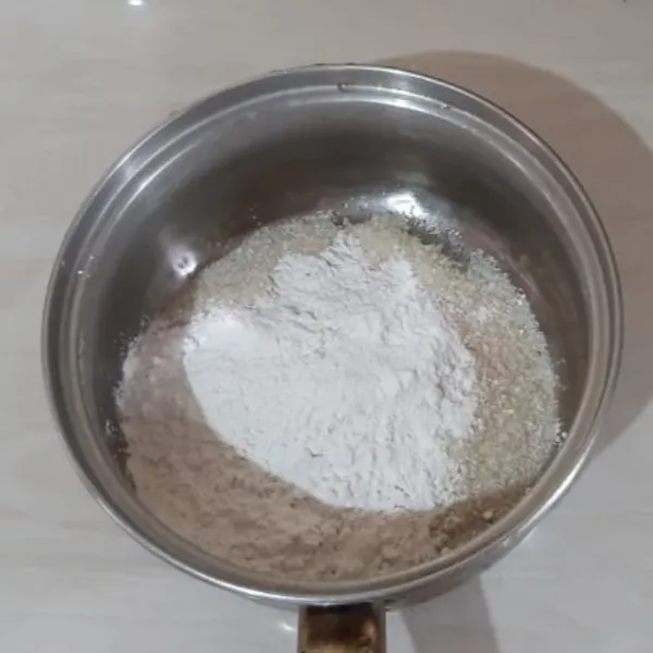 Masukan gula pasir dan tepung hunkwe ke dalam panci.