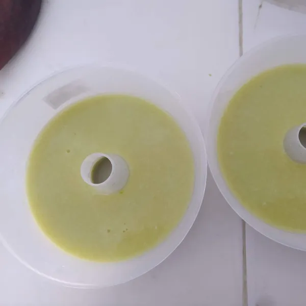 Tuang kedalam cetakan puding. Biarkan sedikit mengeras.