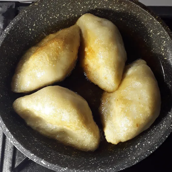 Goreng empek-empek hingga berkulit. Angkat lalu tiriskan. Potong-potong empek-empek lalu sajikan bersama cuko.