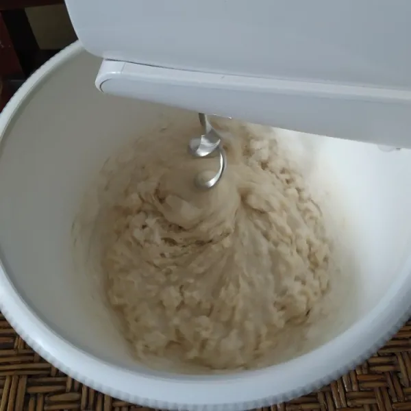 Campurkan semua sisa bahan bakpao, tambahkan biang, mixer hingga kalis