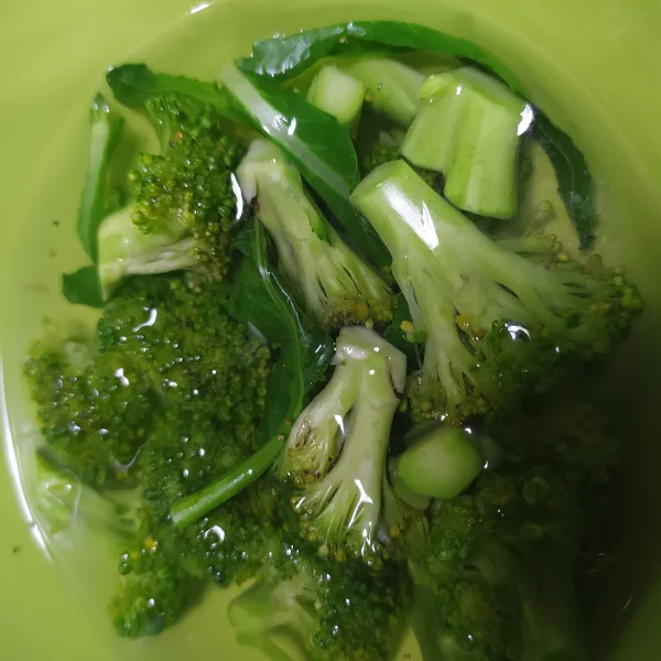 Rebus brokoli sebentar saja. Angkat dan tiriskan.