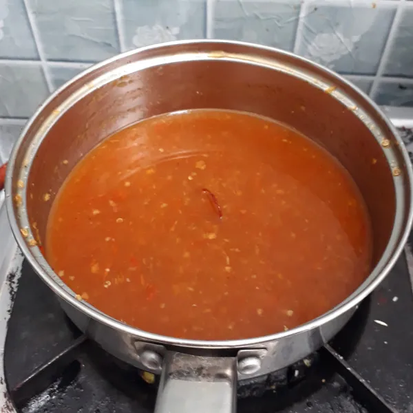 Didihkan air bersama gula merah. Masukkan bumbu ulek lalu rebus dengan api kecil hingga aroma langunya hilang. Tambahkan garam dan cuka, aduk rata lalu cek rasa.