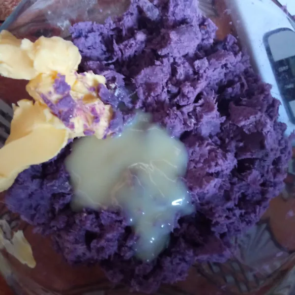 Hancurkan Ubi ungu menggunakan garpu hingga halus, lalu tambahkan margarin dan susu kental manis, aduk hingga rata