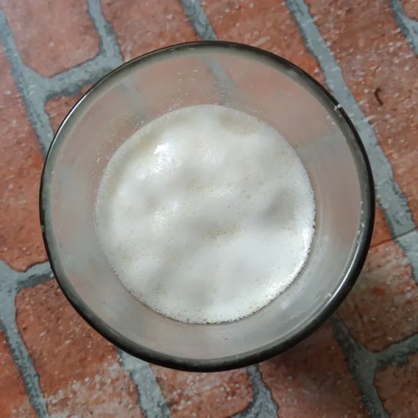 Buat biang untuk bakpao, campurkan air hangat, susu, 1 sdm gula, ragi, minyak, aduk rata biarkan berbuih
