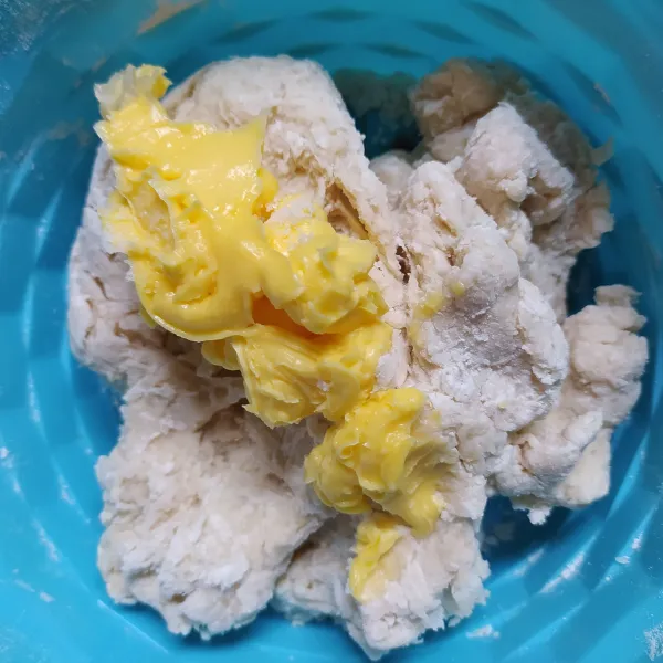 Tambahkan margarin, garam halus dan sp. Uleni hingga kalis elastis.