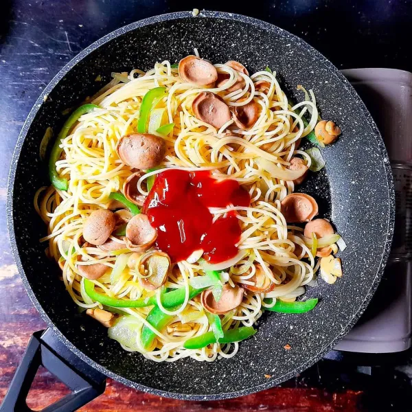Tambahkan saus tomat, garam dan lada hitam sesuai selera. Bila ingin warnanya lebih merah teman-teman bisa tambahkan pasta tomat. Aduk rata dan siap disajikan deh. So easy so yummy!