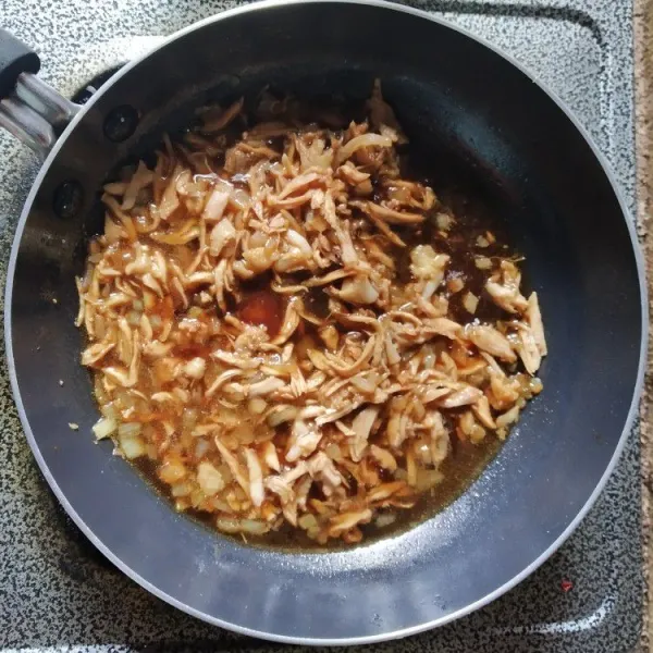 Tambahkan air, masukkan bumbu-bumbu biarkan mendidih, koreksi rasa