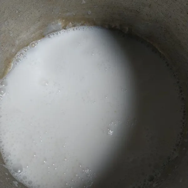 Tuang santan dalam panci, sisakan kurang lebih 100 ml untuk melarutkan tepung maizena.
