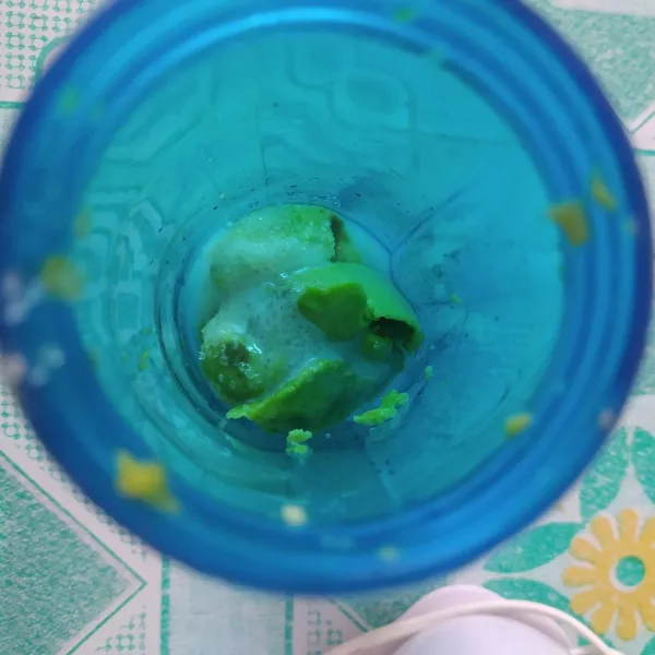 Sambil menunggu uap panas puding hilang, blender alpukat dengan bahan lainnya hingga halus.