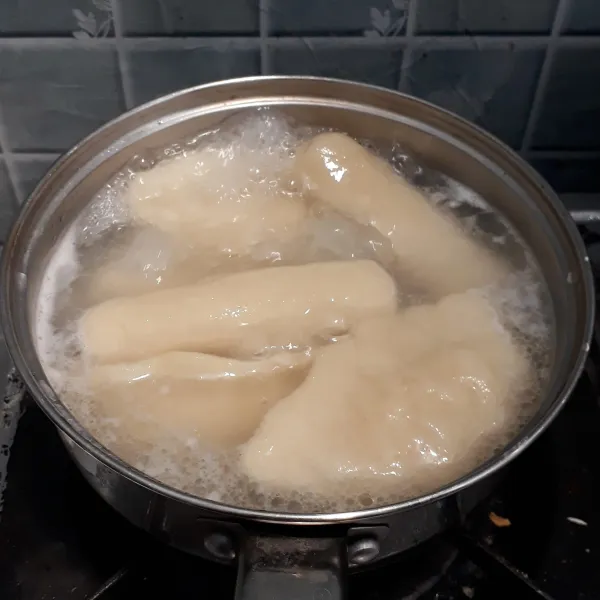 Didihkan air yang agak banyak, rebus adonan empek-empek hingga mengapung. Angkat lalu tiriskan.