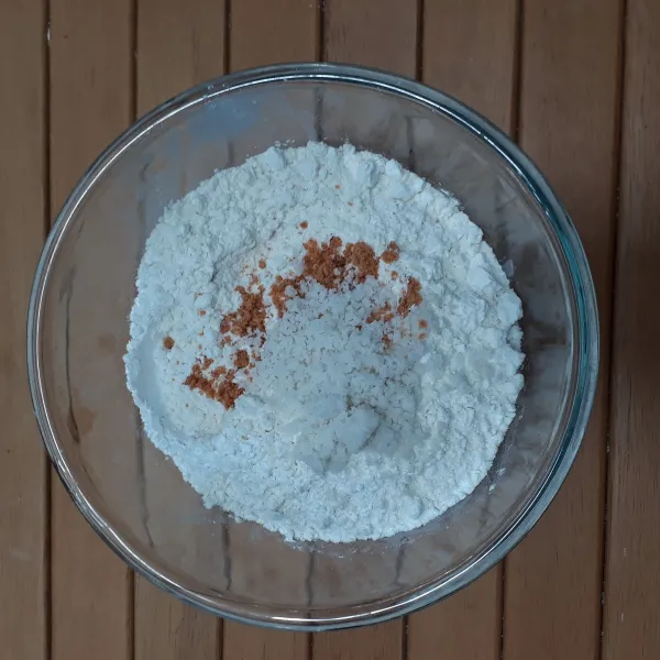 Adonan empek-empek : Campur tepung terigu, tepung beras, garam halus dan kaldu ayam bubuk lalu aduk rata