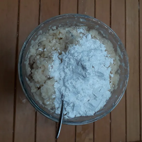 Tambahkan tepung tapioka sedikit demi sedikit sambil diuleni hingga jadi adonan yang bisa dibentuk.