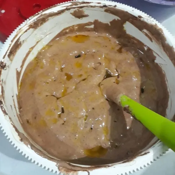Masukkan margarin cair dan pasta coklat, aduk lipat dengan spatula hingga benar-benar rata namun jangan overmix juga