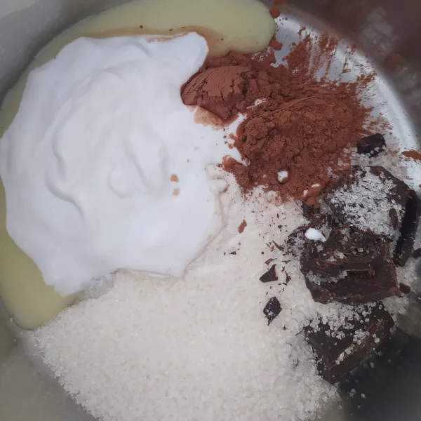 Masukkan semua bahan puding coklat, masak hingga mendidih.