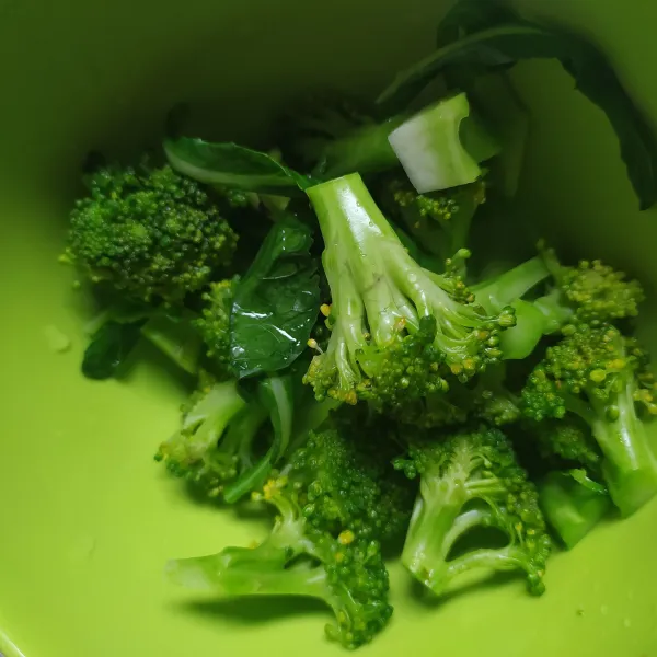 Brokoli dipotong-potong lalu rendam dengan air garam selama 5 menit. Cuci bersih lalu tiriskan.