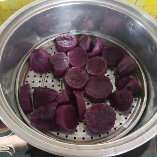 Kupas ubi ungu, lalu kukus hingga melunak, angkat dan simpan ke dalam wadah, biarkan dingin