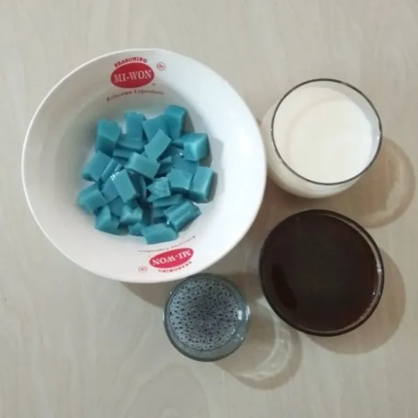Siapkan bahan-bahan untuk membuat es susu hunkwe.