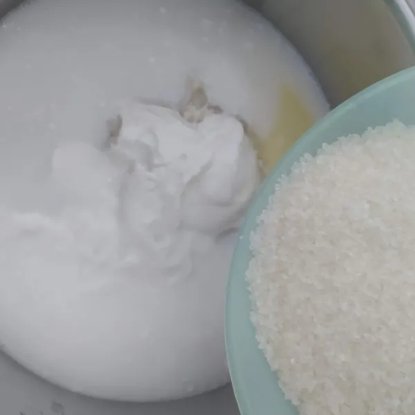 Tuang semua bahan puding, aduk rata kemudian rebus hingga mendidih. Matikan kompor, biarkan uap panasnya hilang.