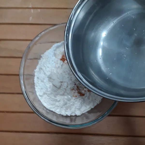 Didihkan air lalu tuang ke dalam campuran tepung terigu sambil diaduk hingga rata. Diamkan hingga agak dingin.