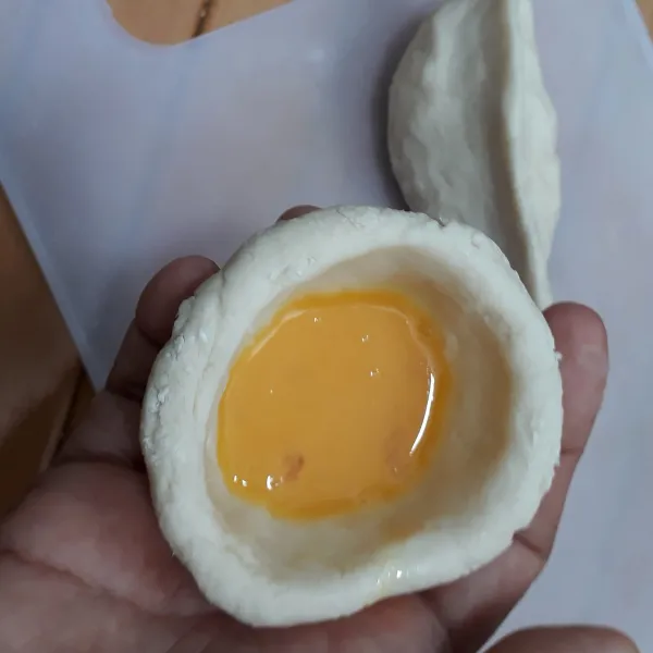 Timbang adonan sebanyak 100 gr. Bulatkan lalu bentuk cekungan. Tuang adonan isi (kocokan telur) ke dalam cekungan lalu rekatkan adonan hingga menjadi bentuk seperti empek-empek kapal selam. Lakukan hingga adonan habis. Bisa juga dibuat menjadi bentuk lenjer / bulat.