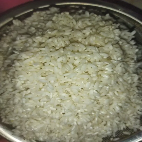 Rendam beras ketan putih minimal 3 jam, lalu cuci bersih kemudian tiriskan.