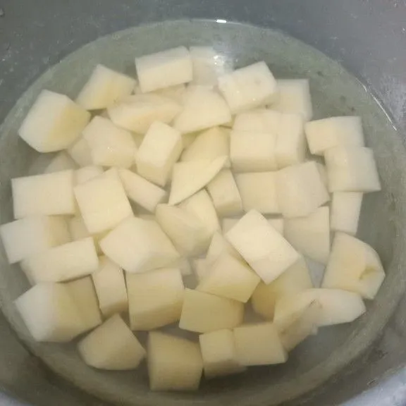 kupas kentang potong dadu dan cuci bersih.petai kupas dan potong sesuai selera.