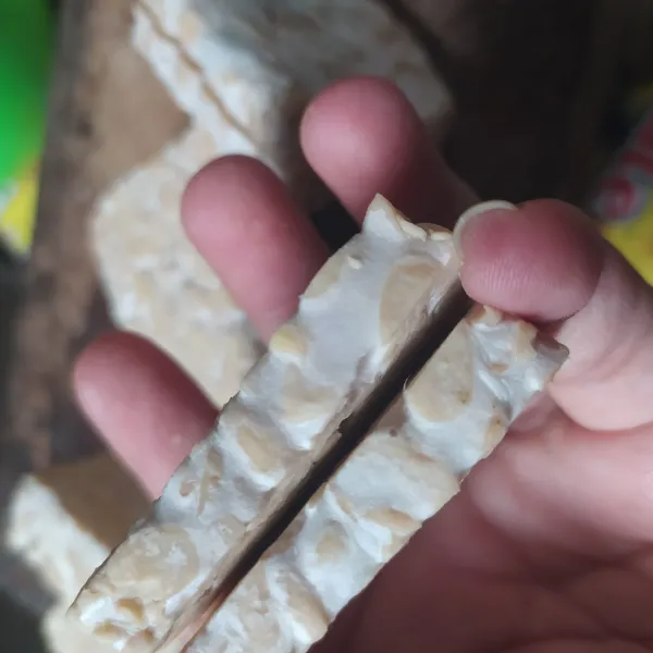 Potong tempe agak tebal kemudian belah tapi jangan sampai putus.