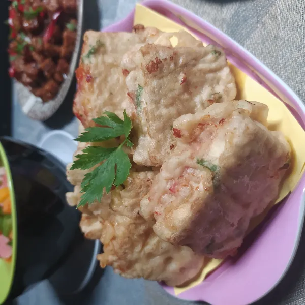 Kemudian goreng dalam minyak panas hingga matang. Angkat dan tiriskan.