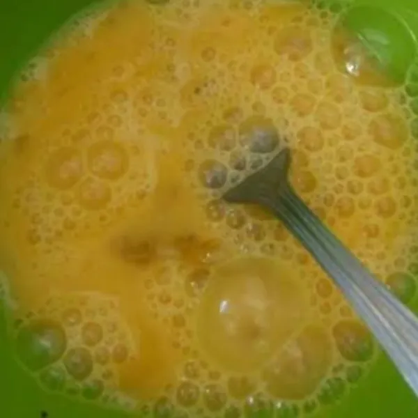 Adonan isi : Telur ayam dan garam dikocok lepas