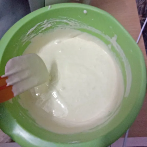 Mixer hingga kental berjejak. masukkan terigu, vanili aduk rata dengan spatula