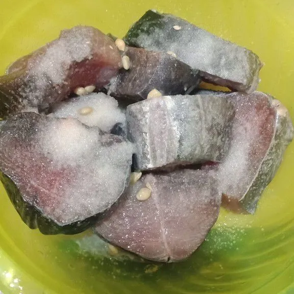bersihkan ikan tongkol lumuri dengan garam dan perasan jeruk nipis diamkan sebentar kemudian bilas.