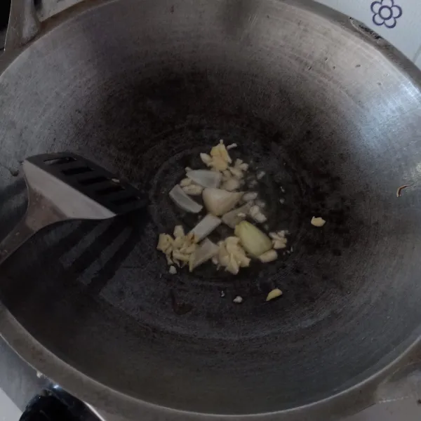 Tumis bawang putih dan bawang bombay dengan sedikit minyak sampai harum