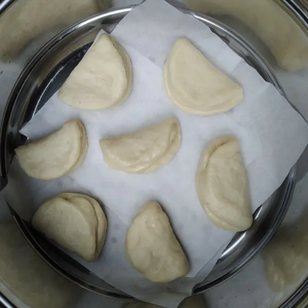 Kukus selama 30 menit, alasi dengan kertas roti, tutup panci ditutup serbet agar air tidak menetes