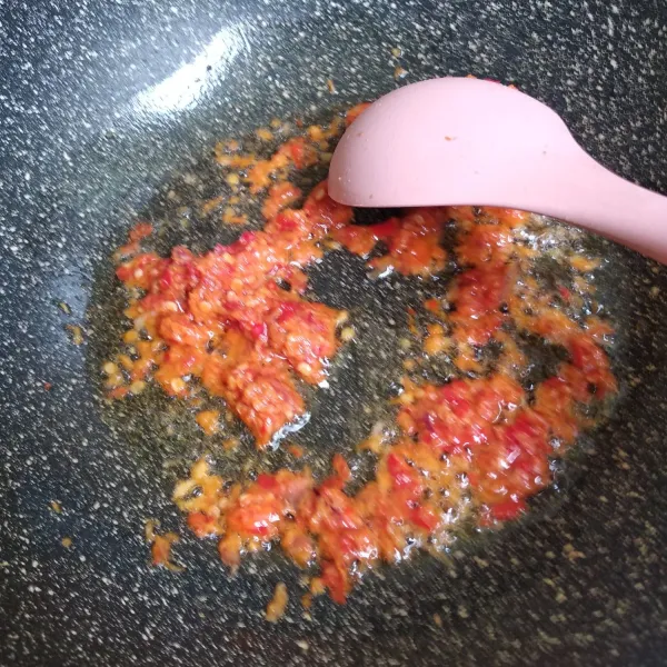 Tumis bumbu halus hingga harum dan matang