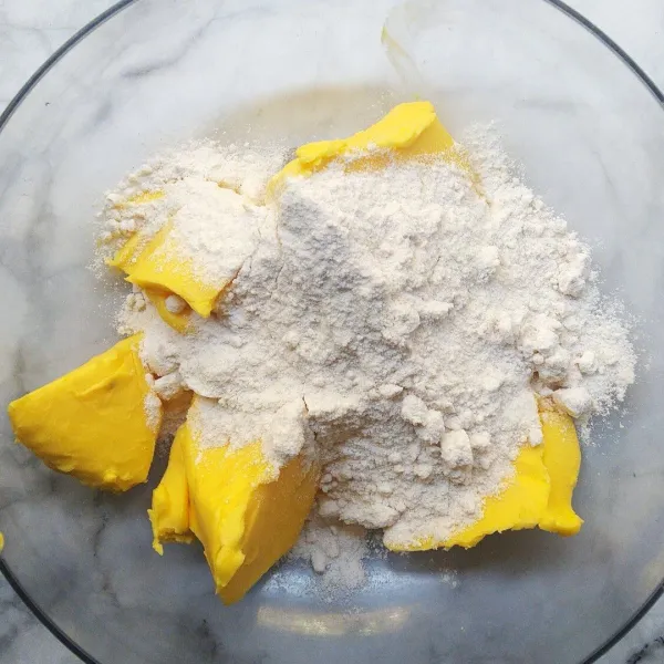 Mixer mentega dan gula selama 10 menit pake speed sedang.