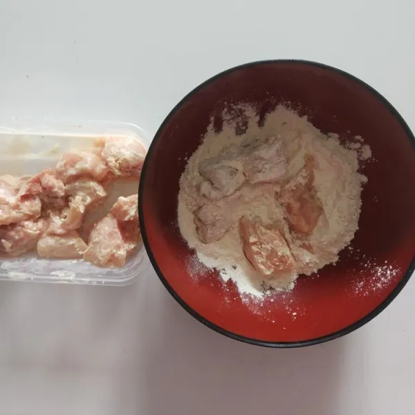 Kemudian masukkan kembali ayam ke dalam tepung terigu kering lakukan sampai selesai.