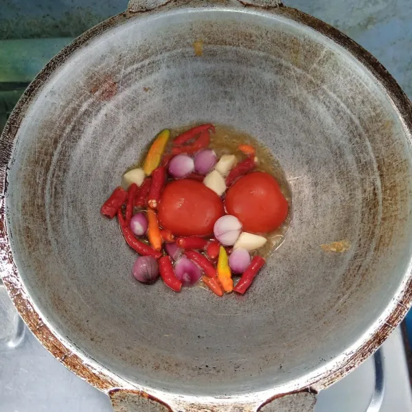 Goreng bawang merah, bawang putih, cabai merah keriting, cabai rawit dan tomat sampai layu.