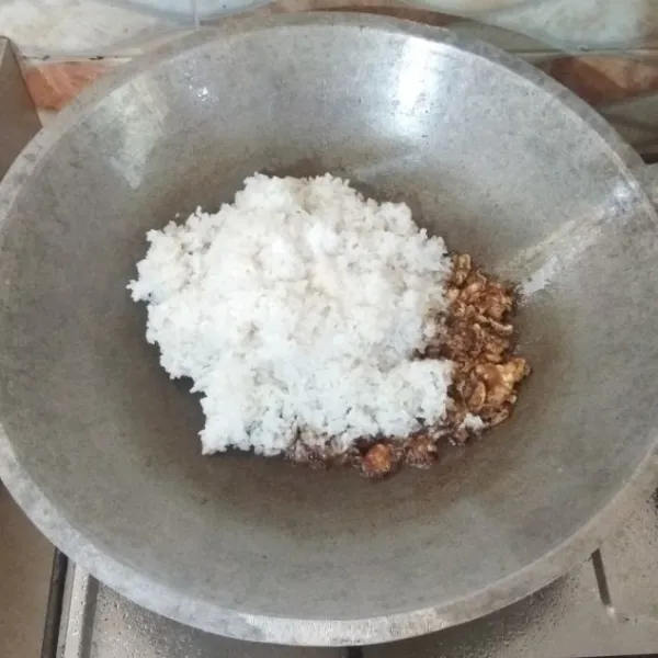 Masukkan nasi putih, tambahkan garam, kaldu bubuk dan vetcin.