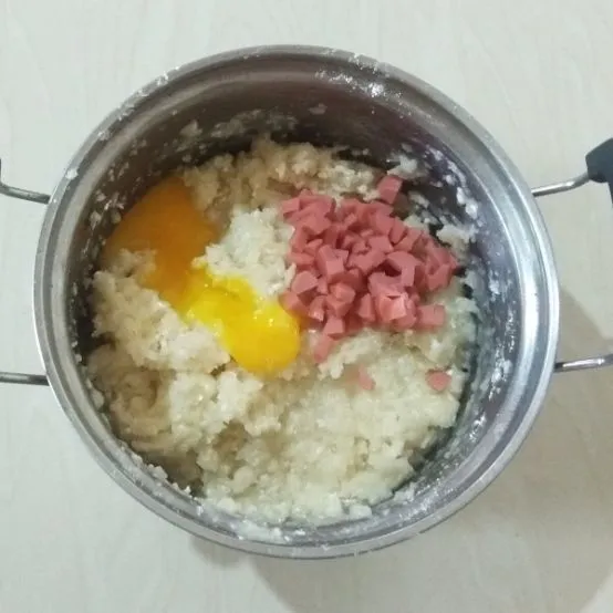 Masukkan kuning telur dan irisan sosis.