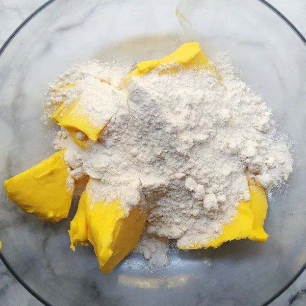Mixer mentega dan gula selama 10 menit dengan kecepatan sedang.