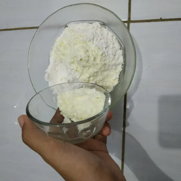 Campur tepung terigu dan susu vanila bubuk sampai rata