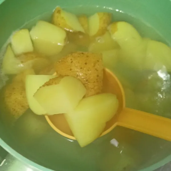 Lalu potong-potong kentang bisa dipotong menjadi 6 bagian lalu siapkan panci berisikan air. Lalu rebus kentang sampai empuk.