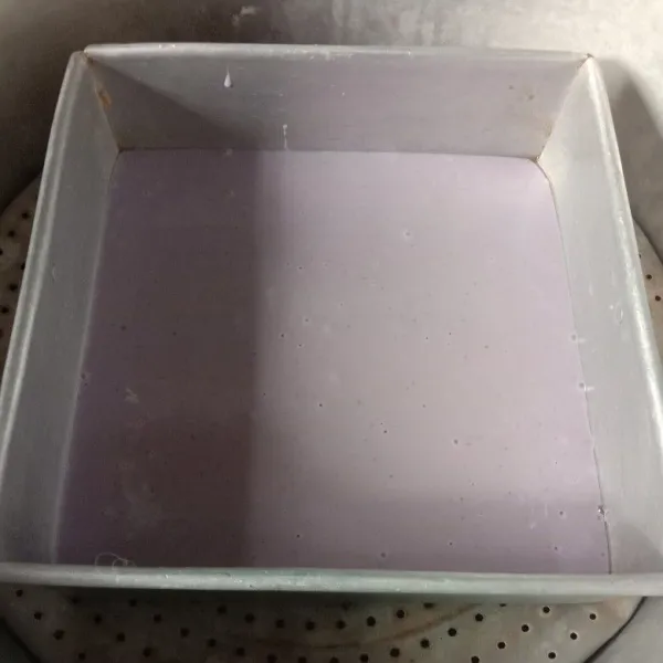 Tuang adonan ke dalam loyang