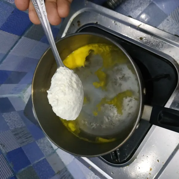 Panaskan air, masukan margarin sampai meleleh. Kecilkan api menjadi api sedang cenderung kecil lalu masukan campuran tepung dan susu bubuk sedikit demi sedikit sampai habis. Aduk adonan hingga kalis