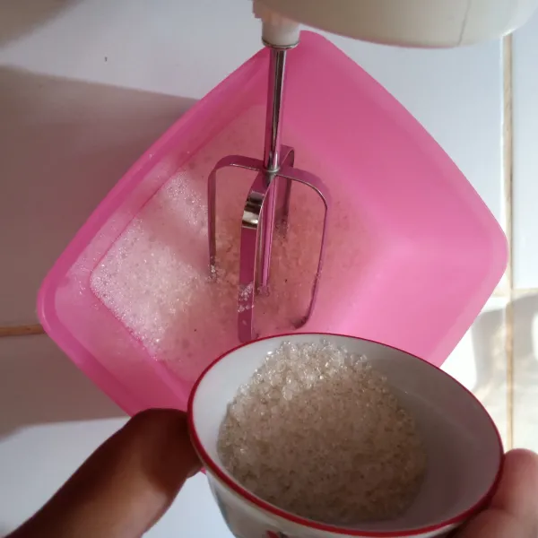 Mixer putih telur hingga berbusa. Tuang gula sedikit demi sedikit sambil di mixer.