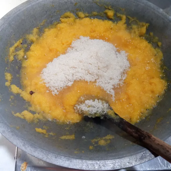 pastikan air dari nanas benar benar susut kemudian tambahkan gula garam dan pasta vanila aduk rata