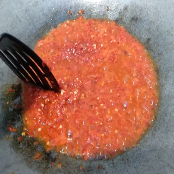 Tumis bumbu balado dengan secukupnya minyak goreng. Aduk-aduk. Tambahkan garam dan cuka. Cek rasa.